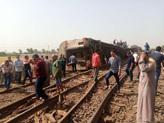 Al menos 11 muertos y 98 heridos al descarrilarse un tren en Egipto