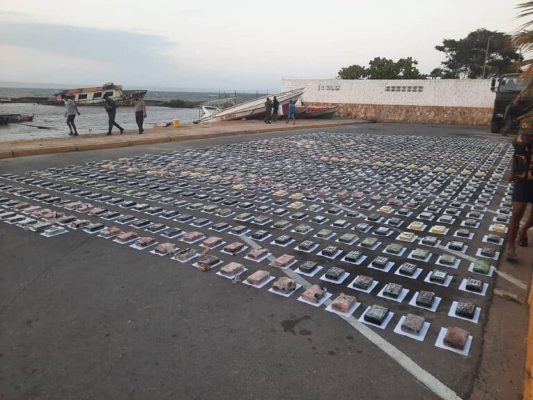 Incautan peñero con más de una tonelada de cocaína al norte de la península de Araya