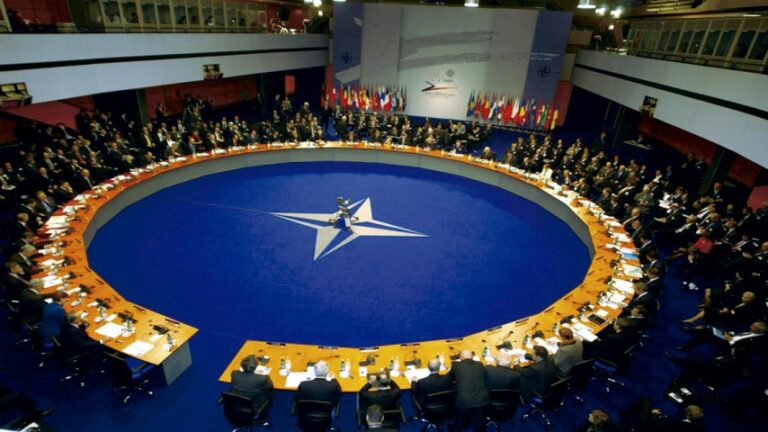 La OTAN exige a Rusia parar la escalada militar alrededor de Ucrania inmediatamente
