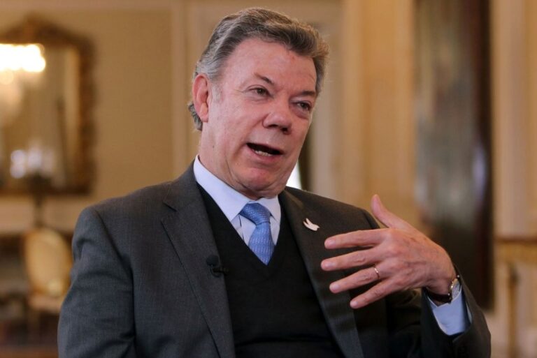 Expresidente Santos juzga desafortunado usar la política para destruir la paz