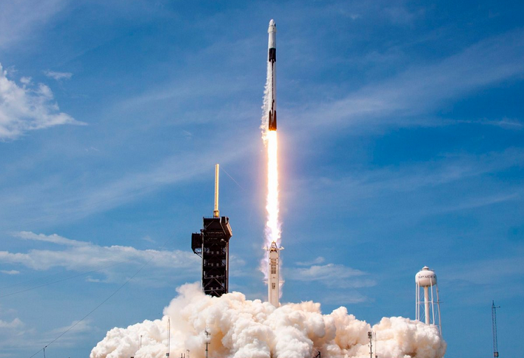 La NASA aplaza al viernes el lanzamiento de una misión tripulada a la EEI