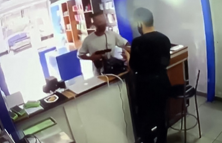 Dueño de una tienda dispara por la espalda a ladrón que le estaba robando (+video)