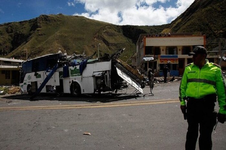 Al menos 8 muertos y 20 heridos deja accidente de bus en zona andina de Ecuador