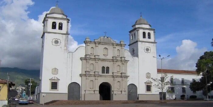 A mujer le da una crisis de nervios y abofeteó al sarcedote de la diócesis de San Cristóbal (+Video)