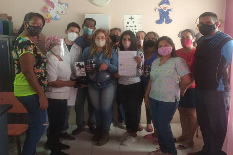 CLAP «Abril de Renacer» de Las Margaritas entrega tensiómetro a ambulatorio del sector