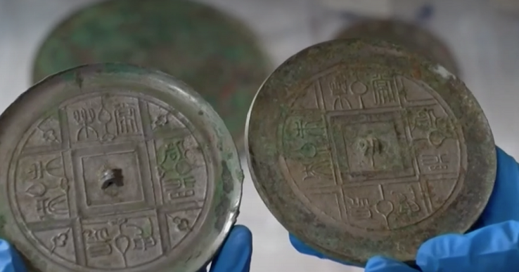 Arqueólogos encuentran decenas de espejos de bronce de hace más de 2.000 años