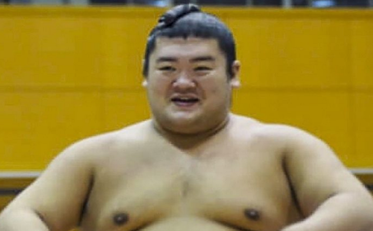Conmoción tras la muerte de luchador de sumo por una caída