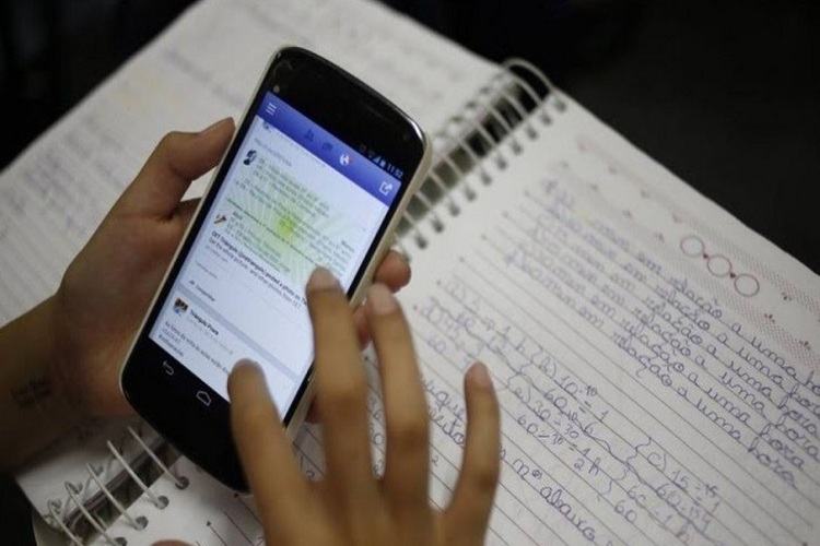 “Profe, usted no sabe los malabares que uno hace para investigar”, relatos de padres y estudiantes que hacen tareas por celular en Paraguaná