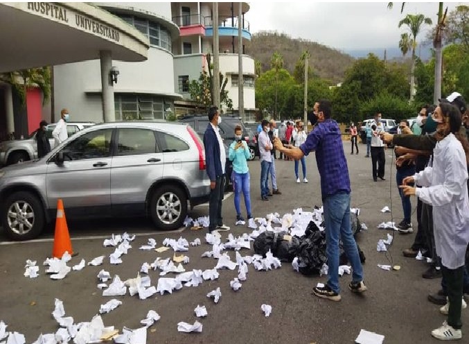Colectivos acaban la protesta de los universitarios en el Hospital Clínico de Caracas