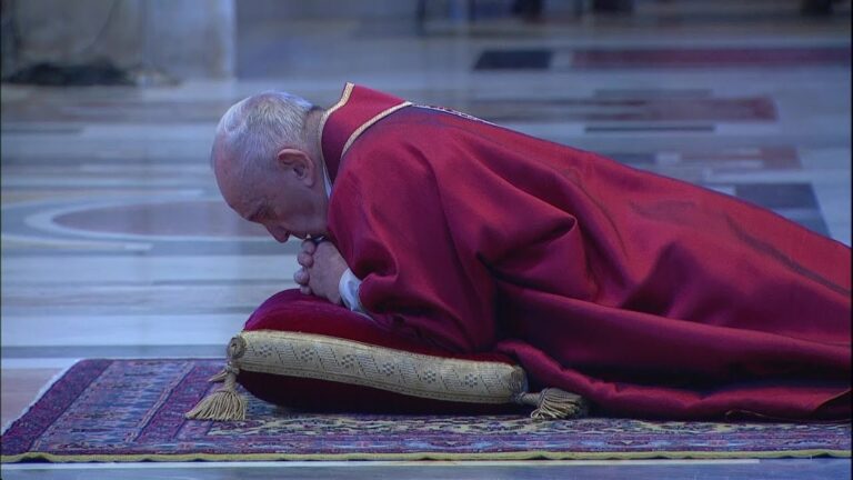 El Papa se postró en la basílica de San Pedro para orar en Viernes Santo