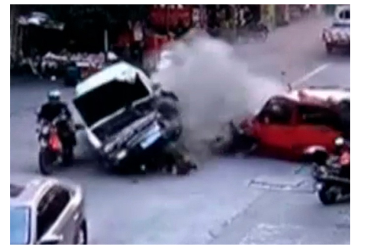 Once personas muertas tras chocar un camión y un autobús en China