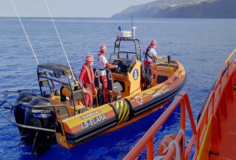Embarcación improvisada en la que hallaron muertos a 17 migrantes fue remorcada a las islas Canarias