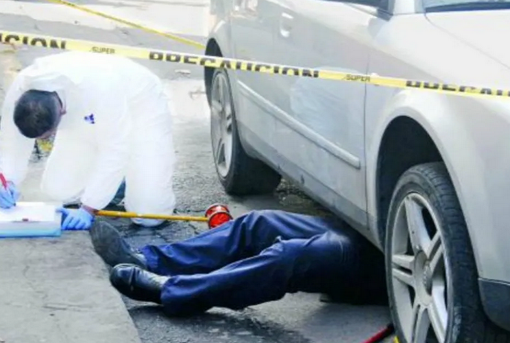 Hombre murió al ser aplastado por su propio automóvil