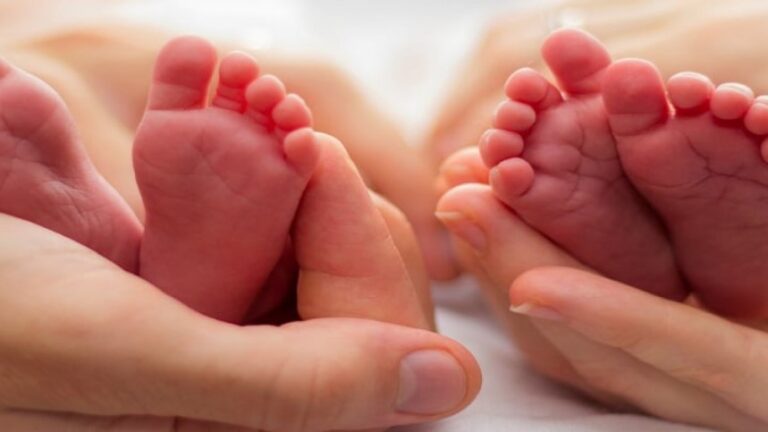 Una mujer da a luz a dos bebés gestados con tres semanas de diferencia