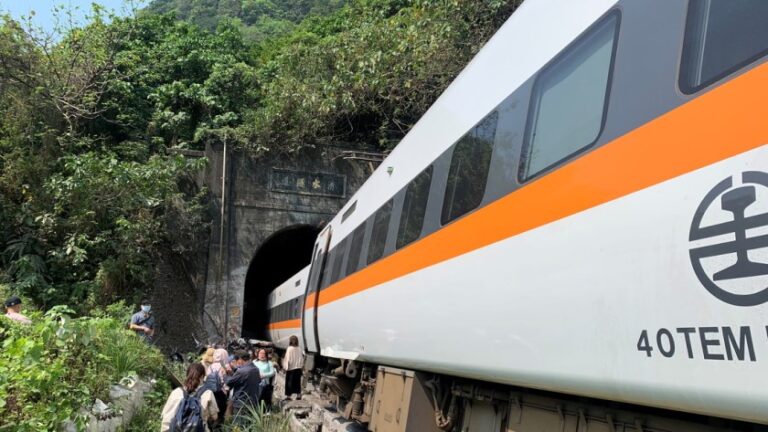 Decenas de muertos y heridos deja el descarrilamiento de un  tren en Taiwán