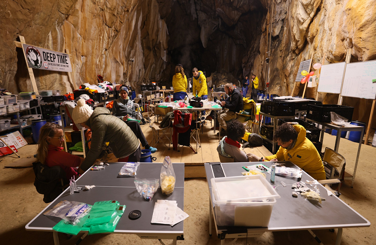 15 personas pasaron 40 días en una cueva sin luz solar, relojes ni teléfonos