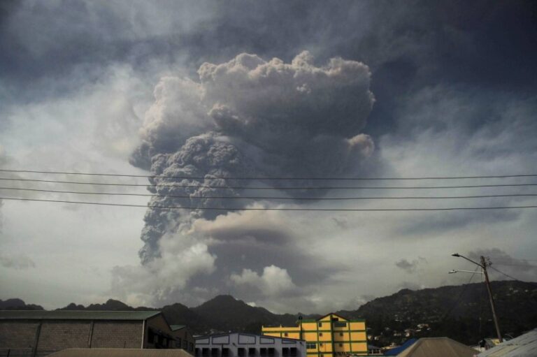 Volcán en San Vicente vuelve a erupcionar y lanza columna de 17 kilómetros