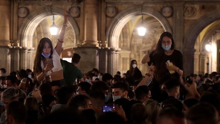 En España termina el estado de alarma y jóvenes celebran en las calles