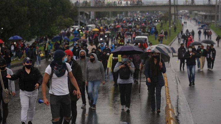 Protestas, bloqueos y lluvia en la décima jornada del paro nacional en Bogotá