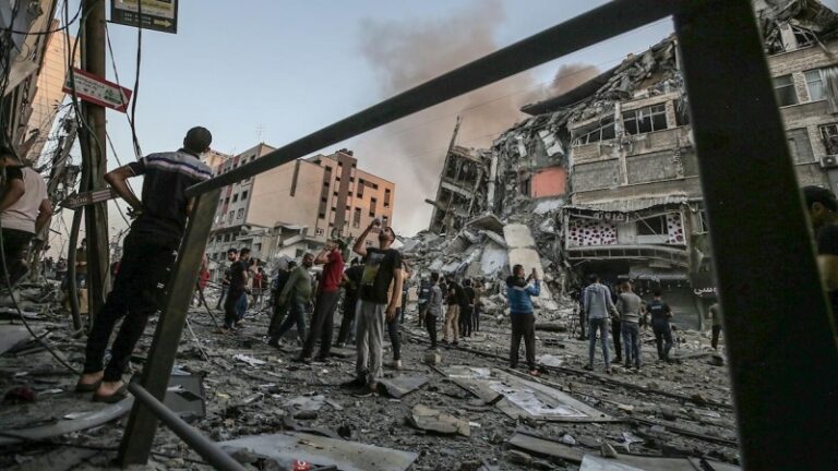 Asciende a 174 los muertos en Gaza tras noche de bombardeos israelíes