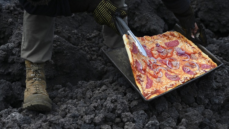 Un cocinero hornea pizzas sobre la lava del volcán Pacaya de Guatemala (Vídeo)