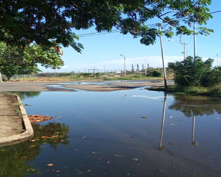 Bote de aguas servidas persiste en la Comunidad cardón