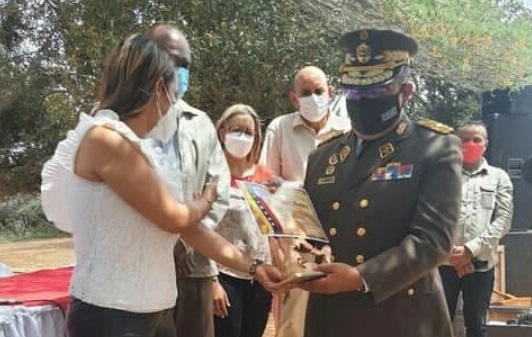Gral. Miguel Morales Miranda recibe «La espada de Josefa Camejo»