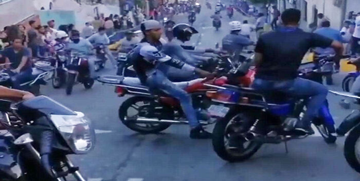 VIDEO: Banda de la Cota 905 exhibe armamento en show de moto piruetas