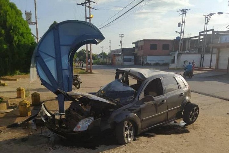 Murió joven comerciante al chocar su vehículo en Monay