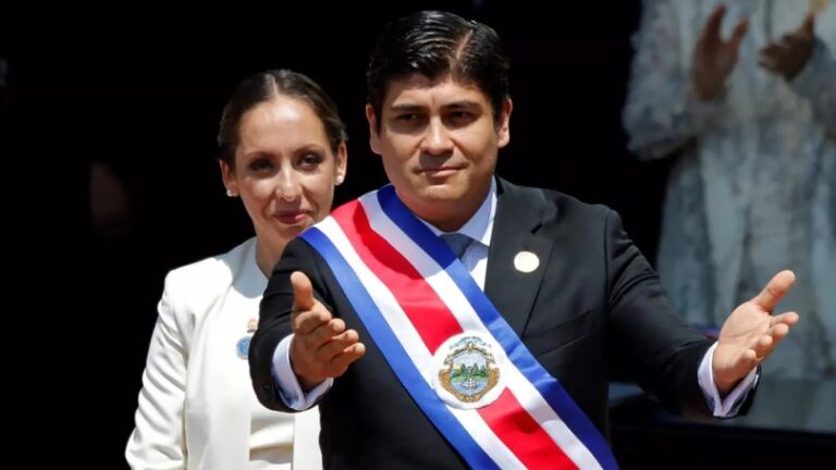 El presidente Alvarado firma la ley de adhesión de Costa Rica a la OCDE