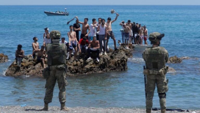 Miles de migrantes de Marruecos generan crisis en Ceuta
