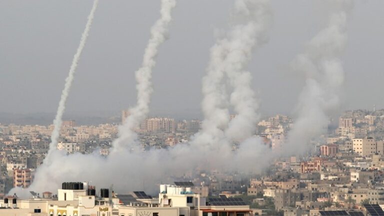 Cohetes lanzados desde Gaza causan varias explosiones en Jerusalén