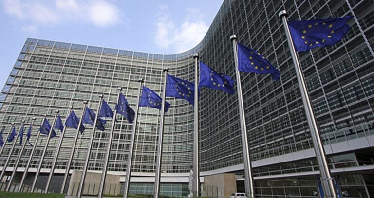 La CE propone facilitar la entrada en la UE de viajeros vacunados