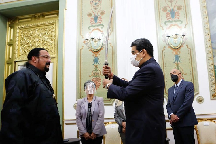 Maduro y Steven Seagal intercambiaron obsequios en Miraflores