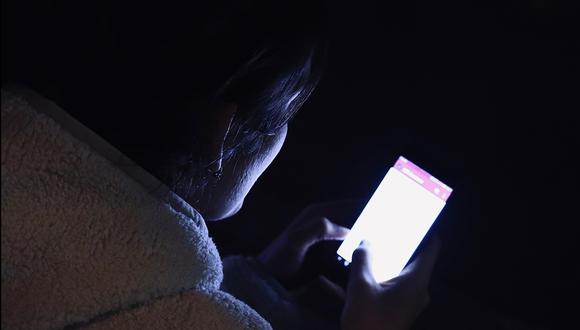 El modo nocturno de los celulares no mejora el sueño