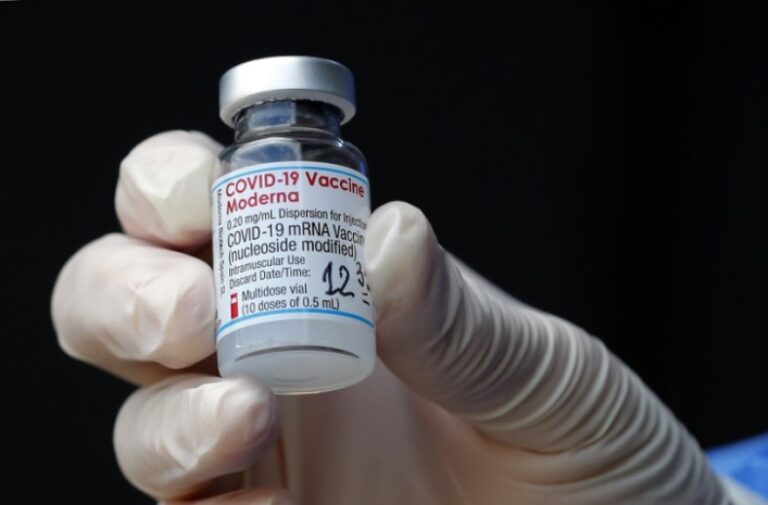Moderna asegura efectividad de su vacuna contra covid-19 en adolescentes