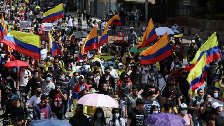 Miles de colombianos vuelven a poner al Gobierno en jaque en las calles