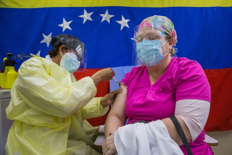 Académicos advierten que el ritmo de vacunación en Venezuela imposibilita la inmunización de rebaño en un año