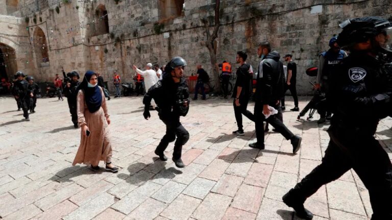 Continúa la violencia en Jerusalén en la jornada de más tensión en años