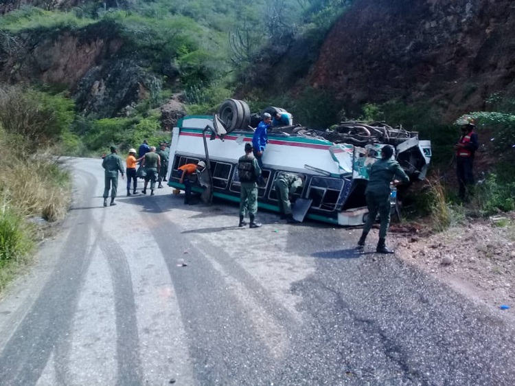 Vuelco de autobús en Trujillo deja 14 militares lesionados