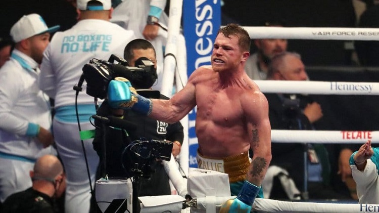 Canelo Álvarez derrotó por nocaut a Saunders