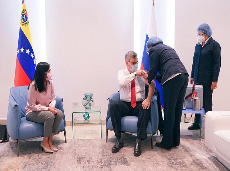 Embajador ruso en Venezuela se vacuna con la EpiVacCorona