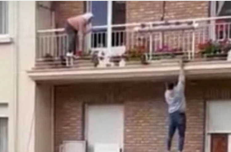 Joven salva abuelita que estuvo a punto de caer de un balcón (+video)
