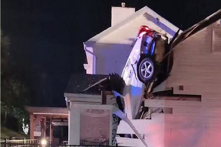 Impactaron vehículo sobre el techo de una casa al volver de una fiesta