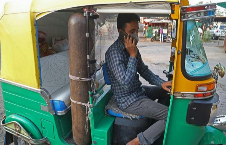 Conductor de tuk-tuk en India convierte su vehículo en ambulancia para pobres