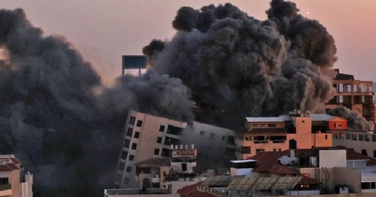 Edificio de 13 pisos colapsó tras nuevo ataque aéreo israelí en Gaza (VÍDEO)