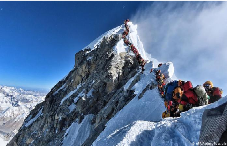 Un estadounidense y un suizo fallecieron al intentar subir al Everest