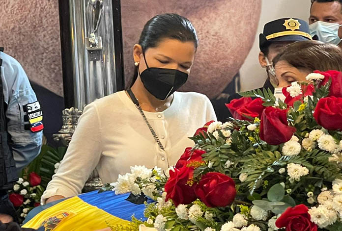 Reaparece María Gabriela Chávez en el funeral del gobernador García Carneiro