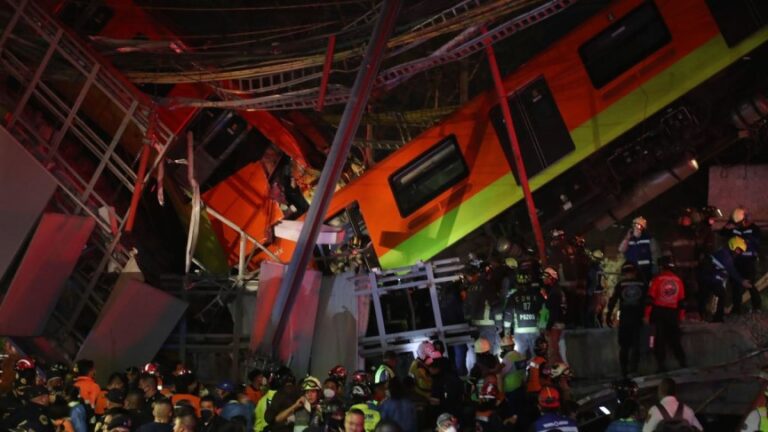 Se elevan a 23 los muertos al desplomarse viga del metro en Ciudad de México
