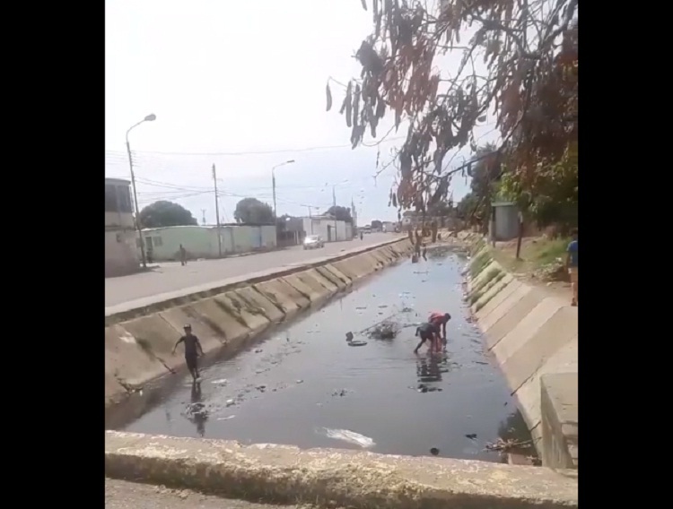 Barráez denuncia que niños «pescan» en quebrada de Coro